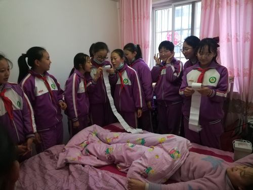 回学校看老师送吃的，，急，师母生病住院，买什么东西区探望合适呢？