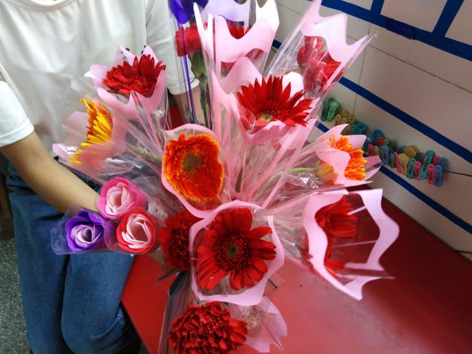 教师节送老师几多花,,幼儿园教师节送一份礼物还是三份?