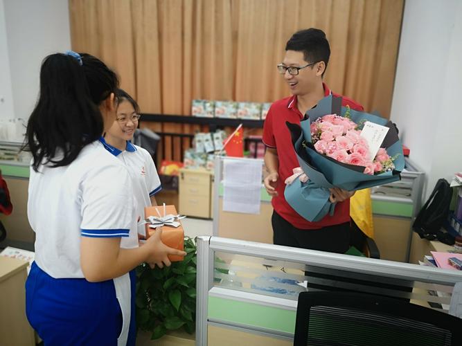 老师生病了看望礼物好,老师生病看望老师送什么礼物好,和导师见面带礼物合适吗?