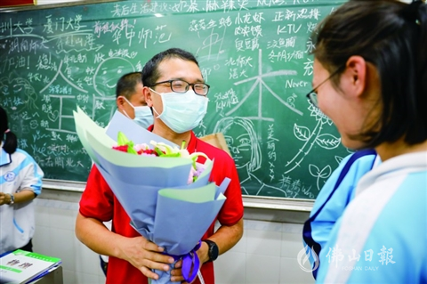 学生快高考了给老师礼物，学生快高考了给老师礼物怎么说，送什么样的礼物给即将高考的同学合适？
