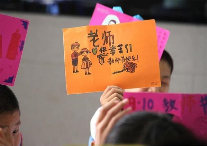 家长送给老师的圣诞礼物,,一直以来对儿子特别照顾的生活老师(50岁)退休了,想送点礼物给她,送什么好呢?