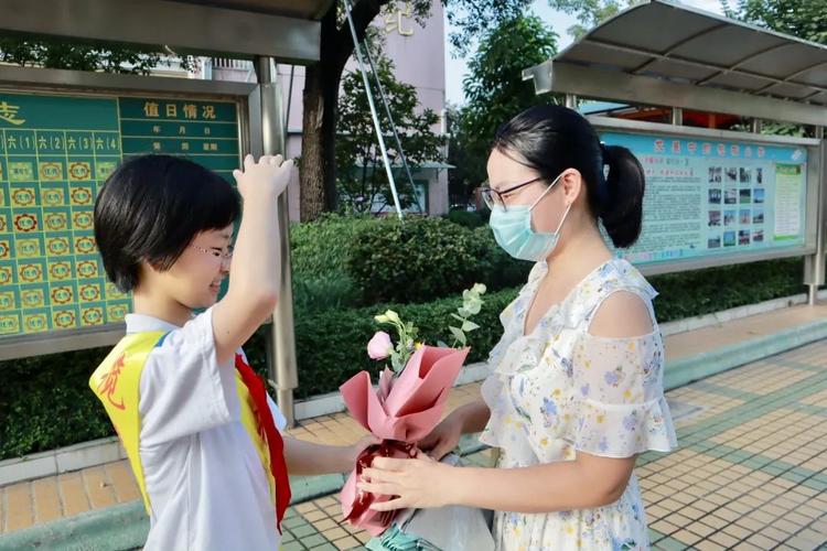 应该给小学老师送礼吗，应该给小学老师送礼吗知乎，小学送礼只送班主任吗？