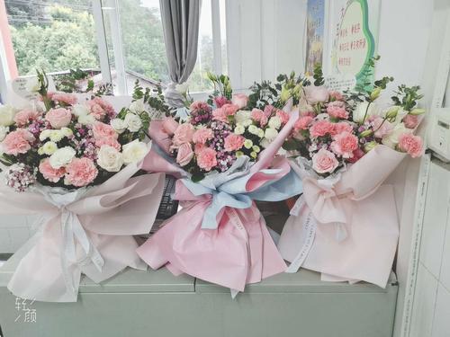 教师节送老师鲜花送几朵，教师节送老师鲜花送几朵玫瑰，教师节送一支玫瑰好点还是两支玫瑰好？