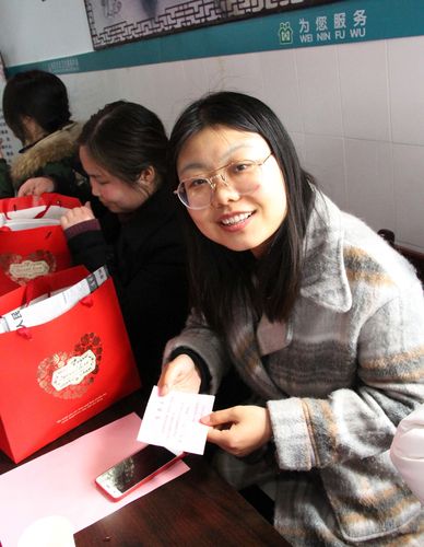 三八妇女节送老师钱,三八妇女节送老师钱好吗,三八给老师发多少红包合适?