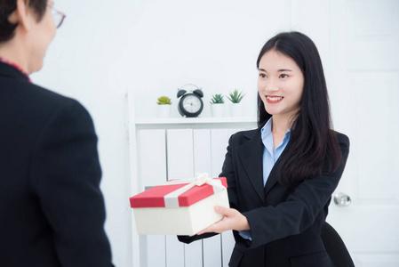 老板要给客户送礼送什么，老板要给客户送礼送什么好，送客户礼物前十排名？