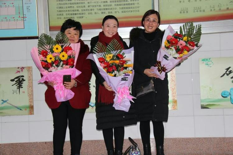 元旦送老师一束花，元旦送老师一束花合适吗，祝老师新年快乐的藏头诗。或着别的东西？