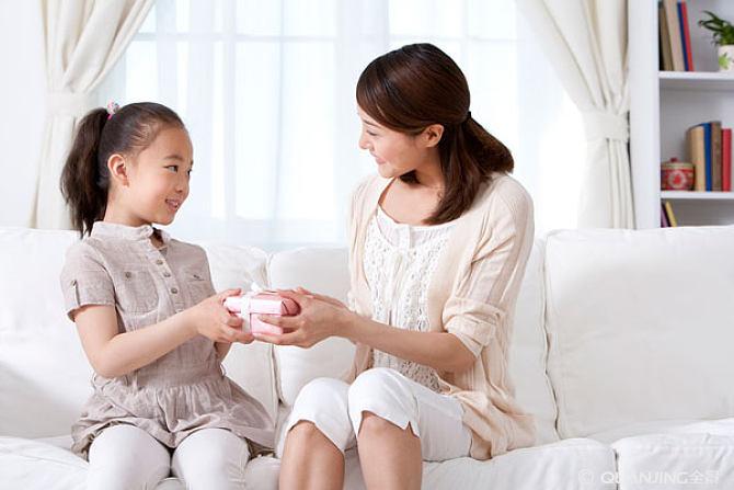 外国小女孩送老师礼物,外国小女孩送老师礼物视频,想给幼儿园老师送礼,如何说客套话?