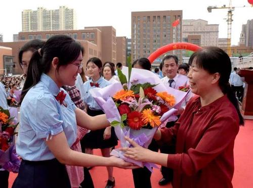 大学老师可以给学生送礼吗,大学老师可以给学生送礼吗知乎,上大学有必要给导员送礼吗?