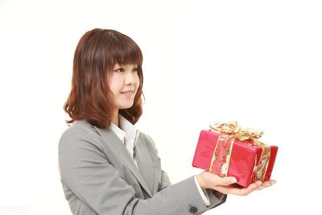 客户索要礼品怎么办，，有人要让送东西应该怎么回复他？