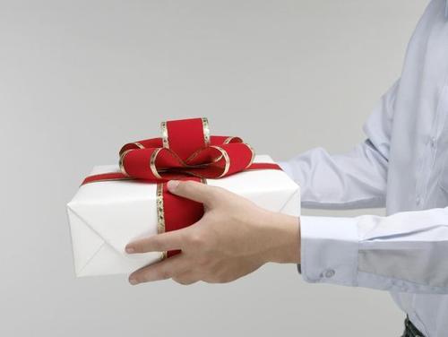 客户索要礼品怎么办，，有人要让送东西应该怎么回复他？