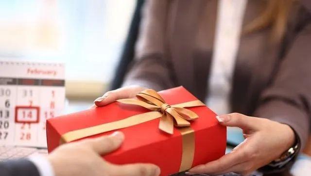 拜访客户什么时间送礼,拜访客户什么时间送礼合适,谈谈送礼的时间有什么讲究?