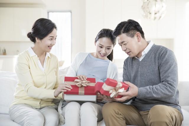 过年送女客户送什么好,过年送女客户送什么好呢,我是一个业务员,请问送什么礼物给医生好呢?新奇一点的,让他(她)感觉很喜欢,水果这些谁都在送,太俗?