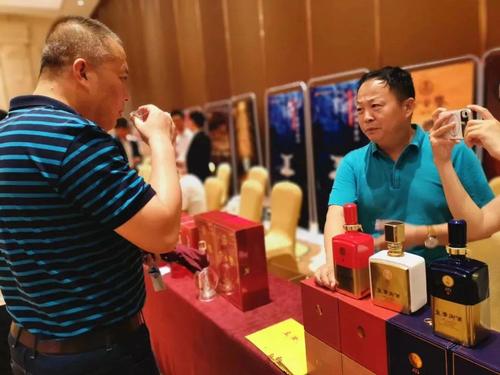 写字楼客户适合送什么，，朋友开个酒行我去给送什么那？