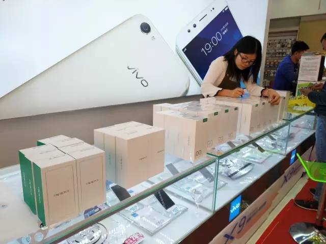 手机的礼品，手机礼品摆放图片，买手机送些什么比较吸引人？