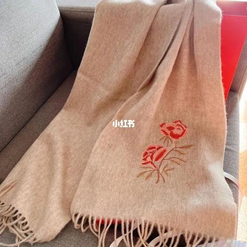 秋天送礼给客户送什么好呢，秋天送礼给客户送什么好呢女生，秋天的礼物该怎么送？
