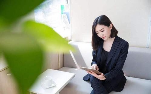 送45岁女客户什么东西,送45岁女客户什么东西好,女朋友刚从外地出差回来,我去接她,除了送花还送点什么礼物比较好?