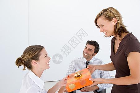 如何有效地给女客户送礼，如何有效地给女客户送礼物，给客户礼物，客户拒收怎么办？