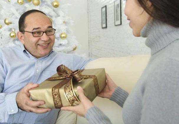 老外客户是老头送什么礼物，老外客户是老头送什么礼物好，西方国家送礼禁忌？