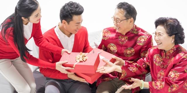 老外客户是老头送什么礼物，老外客户是老头送什么礼物好，西方国家送礼禁忌？