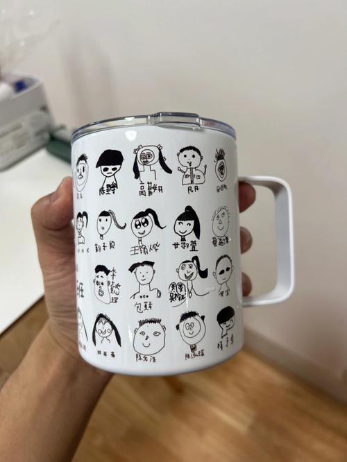 定做礼品杯，定做礼品杯子厂家，幼儿园毕业礼物自画像杯子文案？