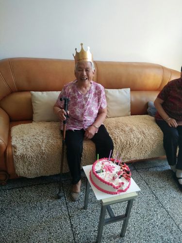 老婆婆生日送什么,老婆婆生日送什么礼物好,八十多岁的老太太过生日送什么礼物好,别太贵了?