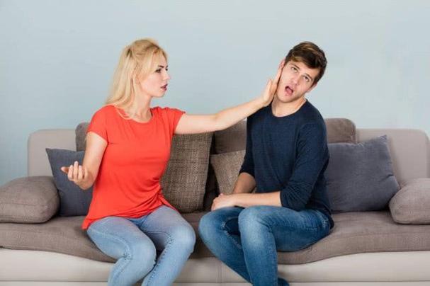 吵架后给老婆什么礼物,,和老婆打架了唱什么歌哄她?