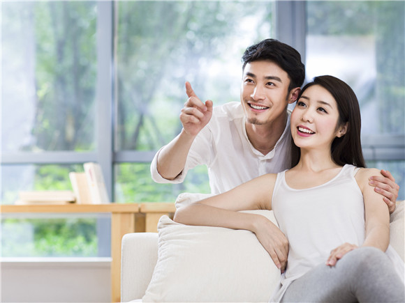 朋友老婆怀孕了送什么,朋友媳妇怀孕怎么祝福,嫂子怀孕了,过年回家的时候给她买点什么东西好啊,大家帮忙给点建议?