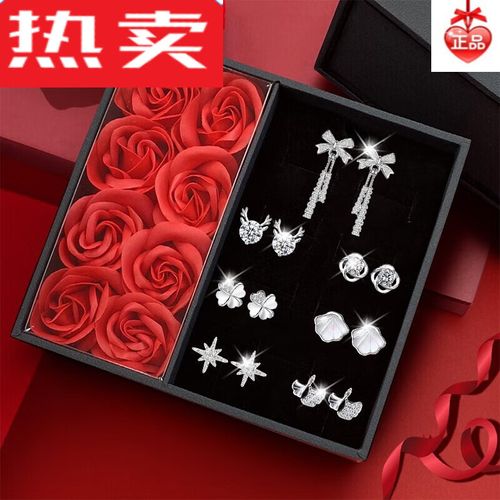送老婆什么耳钉好呢,送老婆什么耳钉好呢女生,朋友快生日了,我想送她一对耳钉,价格在150_250之间,最好是银饰,有什么牌子可以买,我怕买到假的?