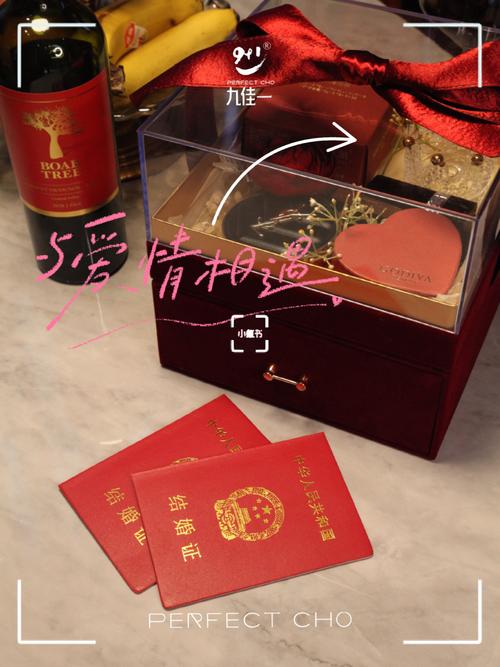领证时送老婆什么礼物呢,领证时送老婆什么礼物呢女生,儿子领证了父母要送媳妇什么礼物?