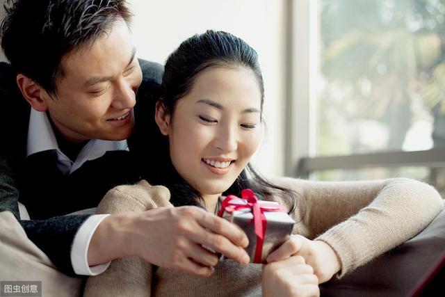 女同事给老婆送礼物怎么办,,已婚异性朋友送贵重礼物正常吗?