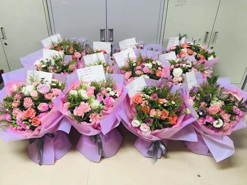 教师节送老师花怎么样,教师节送老师花应该怎么说,教师节送老师什么花好?