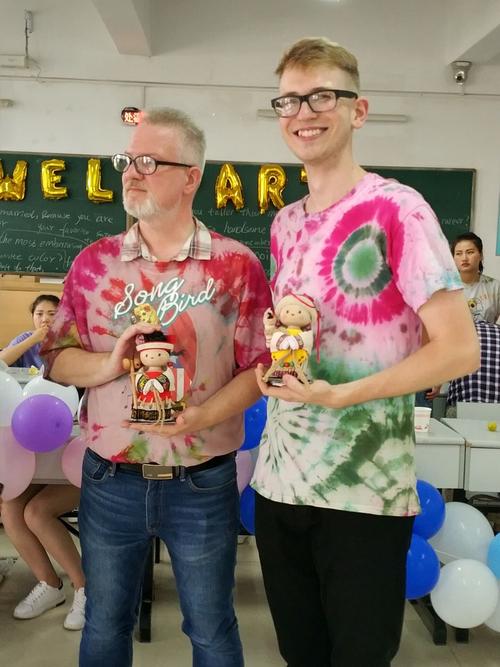 送外教老师什么礼物好,送外教老师什么礼物好呢,急!送国外留学生什么礼物好?