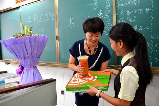 回学校给老师送什么,回学校给老师送什么礼物合适,想给幼儿园老师送礼,如何说客套话?