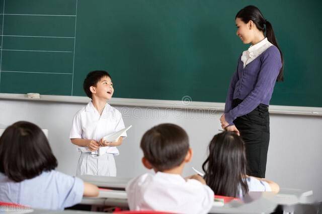 送什么给初中的老师,,初中应该和老师多沟通吗?