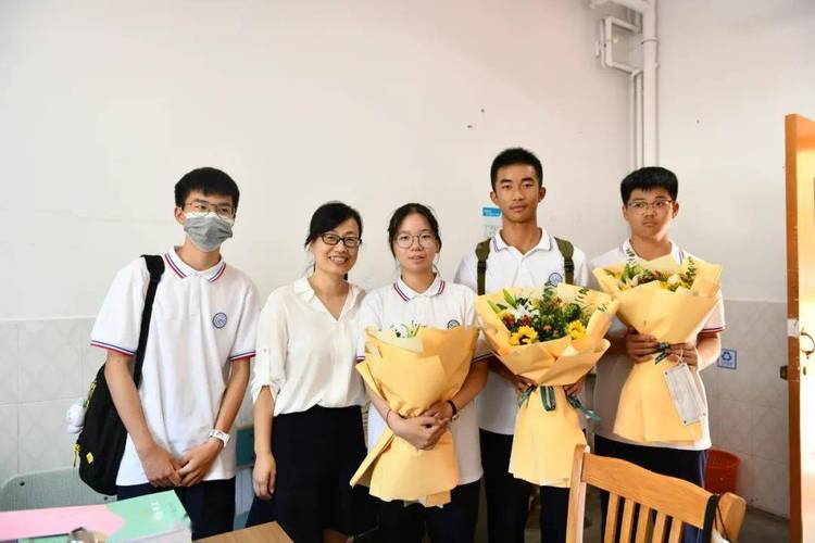 回母校探望老师送什么,回母校探望老师送什么花,大学在校生,回高中母校看望老师买礼物还是不买?买什么好?