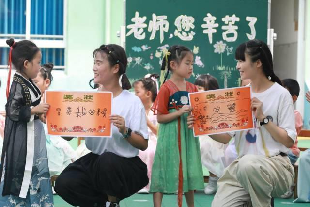 感嗯老师送礼说些什么,老师送礼怎么表达感谢之意,我得到了奖学金,我想应该给老师送礼,怎么送?