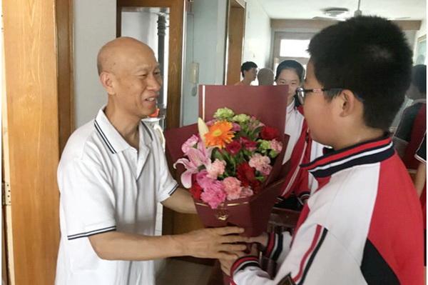 登门拜访老师送什么,登门拜访老师送什么好,大一的学生回高中看望老师带些什么东西呢?好几个老师该怎么买?