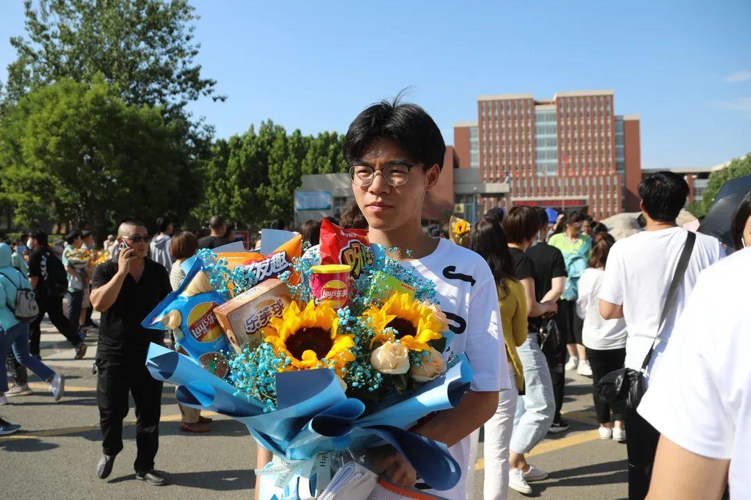 高考结束送给老师什么礼物,高考结束送给老师什么礼物好,高考完除了送花还送什么好?