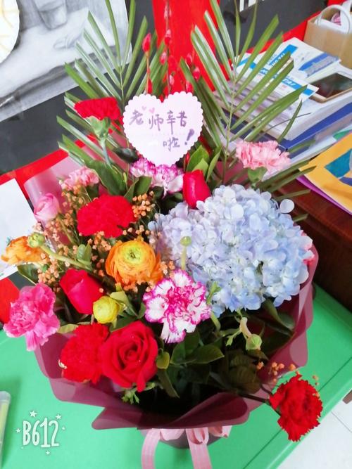 送年长老师什么好,送年长老师什么好一点,送老师最好是什么花?
