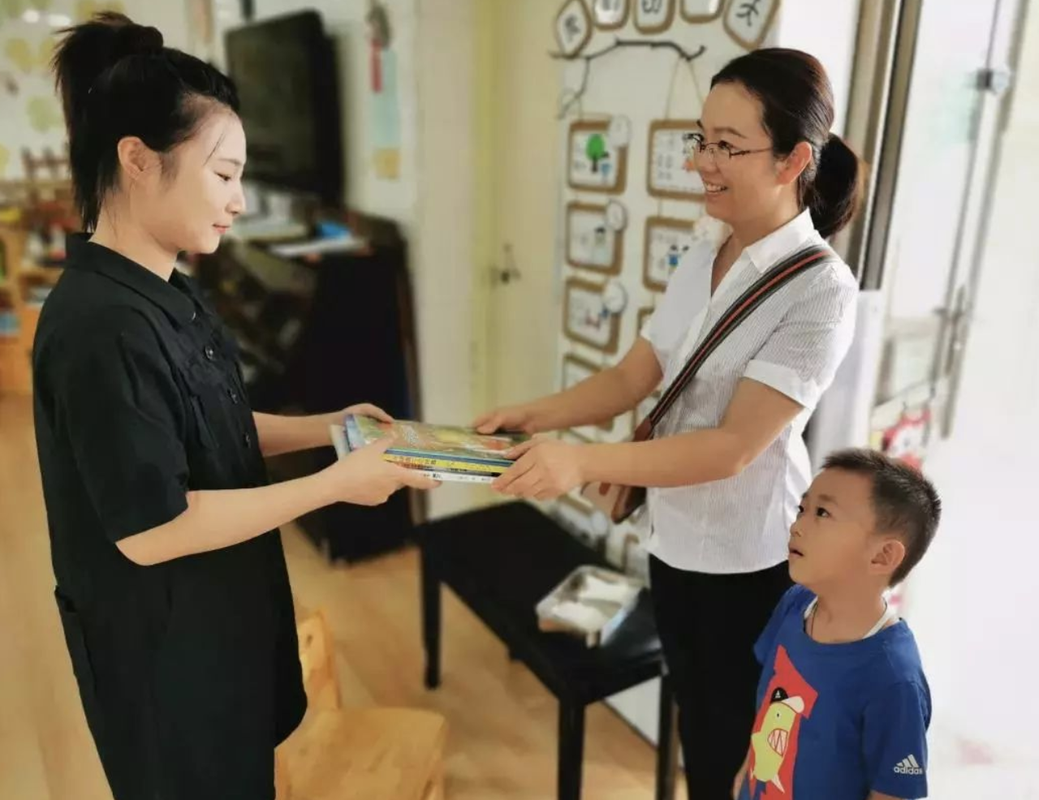拖关系送什么礼给老师,,幼儿园可以聘用年龄大的阿姨做生活老师吗?