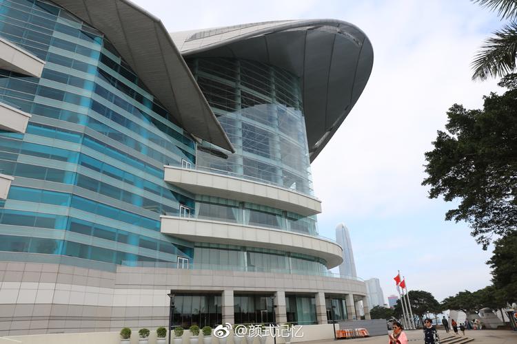 湾仔礼品展，湾仔展览中心，香港的标志建筑是什么？