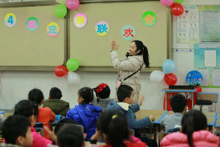 元旦晚会老师送什么礼物,元旦晚会老师送什么礼物好,元旦晚会,光明实验小学要给每个学生买一份礼品,每份礼品10元。万家乐超市打九折,聚福商场”买八送一?