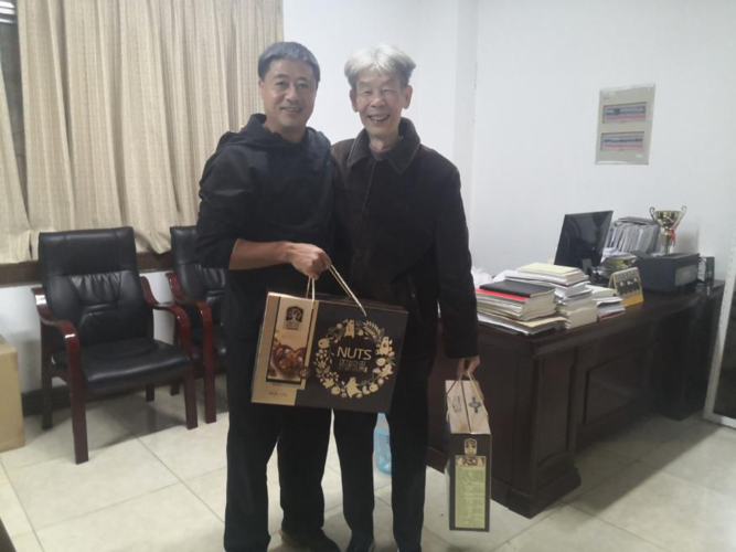 看望高龄老师送什么礼物好,看望高龄老师送什么礼物好呢,一直以来对儿子特别照顾的生活老师(50岁)退休了,想送点礼物给她,送什么好呢?