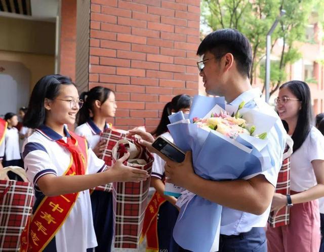回校看初中老师送什么好,回校看初中老师送什么好呢,侄子高考姑姑需要送什么?