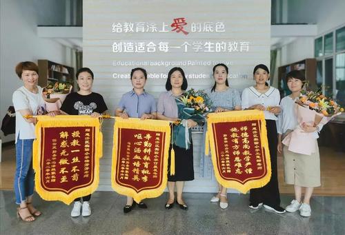 毕业多年送老师点什么好,,想要在毕业的时候是优秀毕业论文,找指导老师送礼怎么送,送多少钱,直接送钱么?
