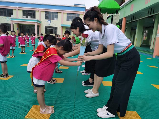 去看望小学老师送什么好呢,去看望小学老师送什么好呢英语,想给幼儿园老师送礼,如何说客套话?