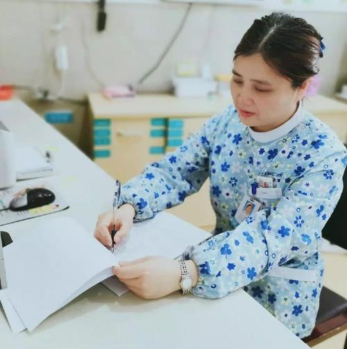 大学里送老师什么东西好,大学里送老师什么东西好呢,请问实习护士给带教老师买什么礼物好些,有时她请我吃饭,快出科室了说什么话比较好?谢谢?