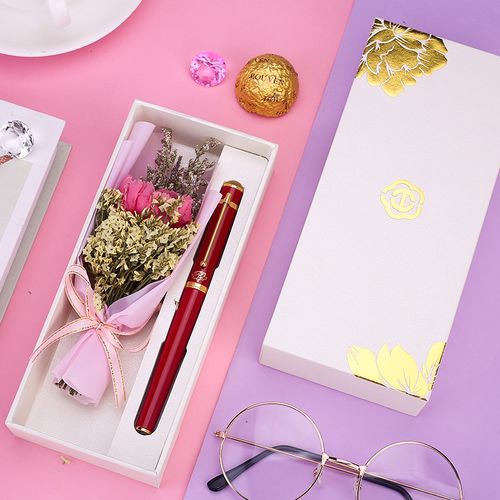 女朋友是老师送什么小礼物，女朋友是老师送什么小礼物好，送女朋友钢笔好不好？