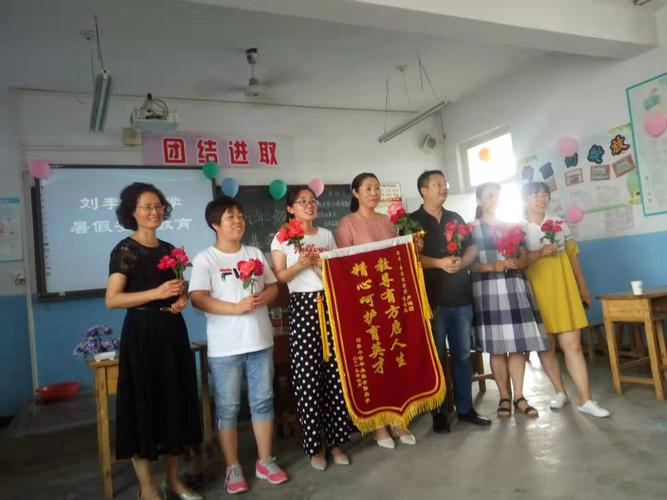 老同学聚会送老师什么好，老同学聚会送什么纪念品，赠心理老师锦旗用语？