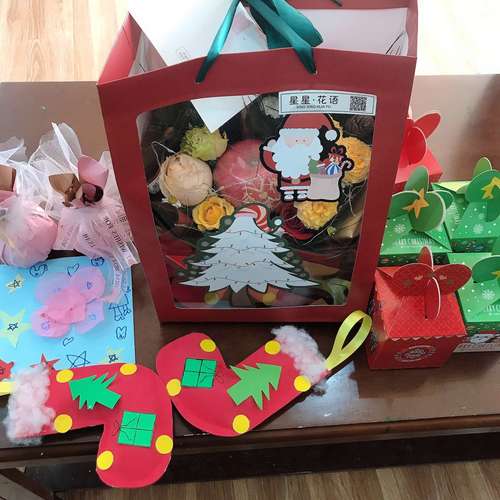 圣诞节老师送同学什么好呢，圣诞节老师送学生什么礼物好，孩子5岁半大班圣诞节送老师苹果好吗？